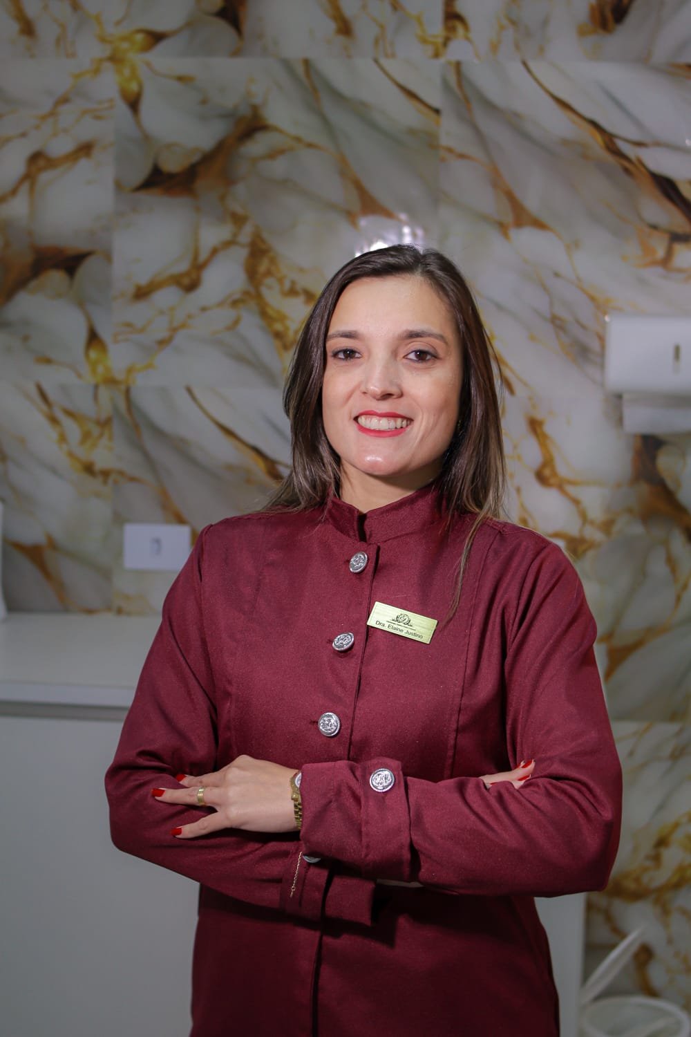Dra. Elaine Justino sorrindo na clínica